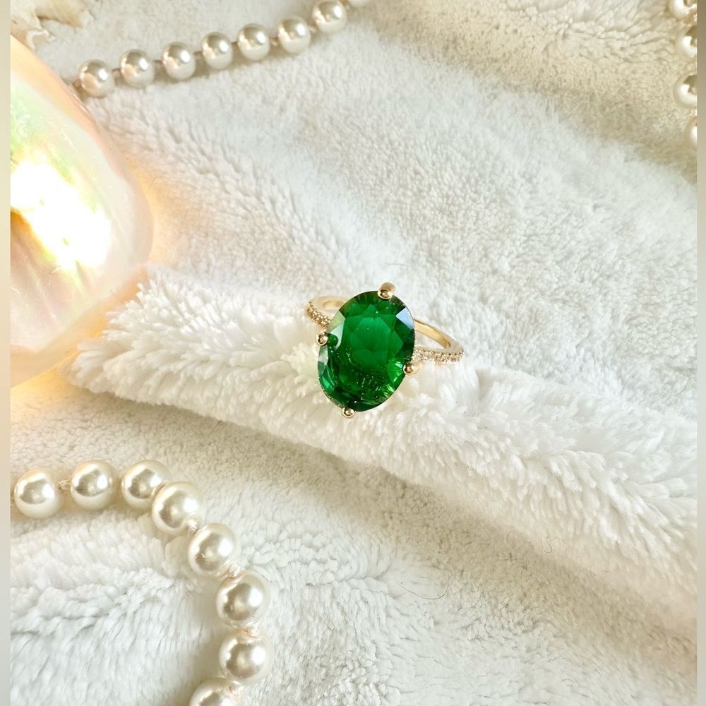 Cubic zirconia emerald green oval cut ring